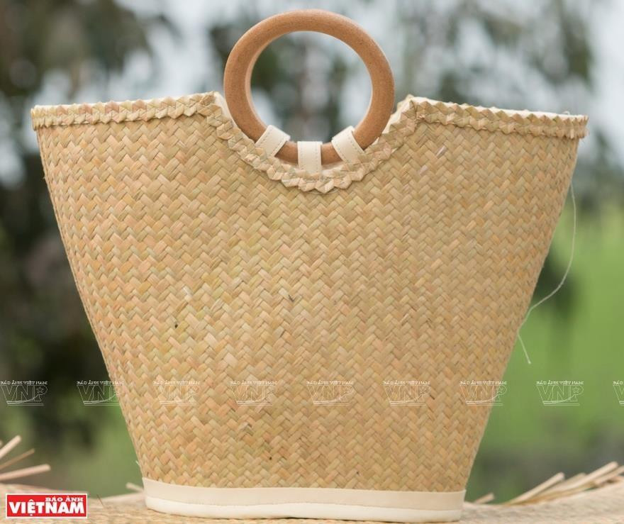 El tejido de esteras de juncia gris ha generado ingresos estables para cientos de personas, en su mayoría mujeres de etnia Khmer. (Foto: VNA)