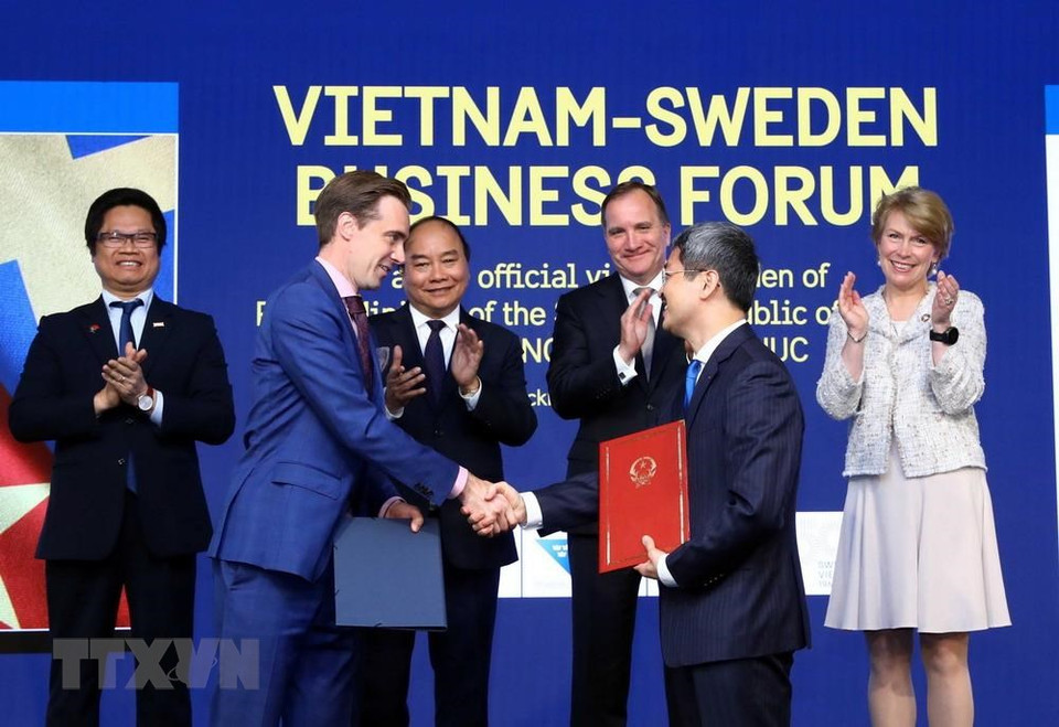 Los premieres ministros vietnamita, Nguyen Xuan Phuc, y sueco, Stefan Löfven, testimonian la firma del Memorando de Entendimiento entre Vietnam-Suecia. (Foto: VNA)