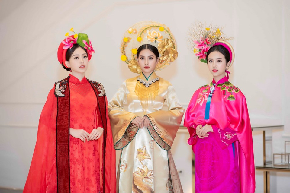 Las misses vietnamitas presentan la colección “El misterioso oriente” del diseñador Tran Thien Khanh. (Fuente: VNA)
