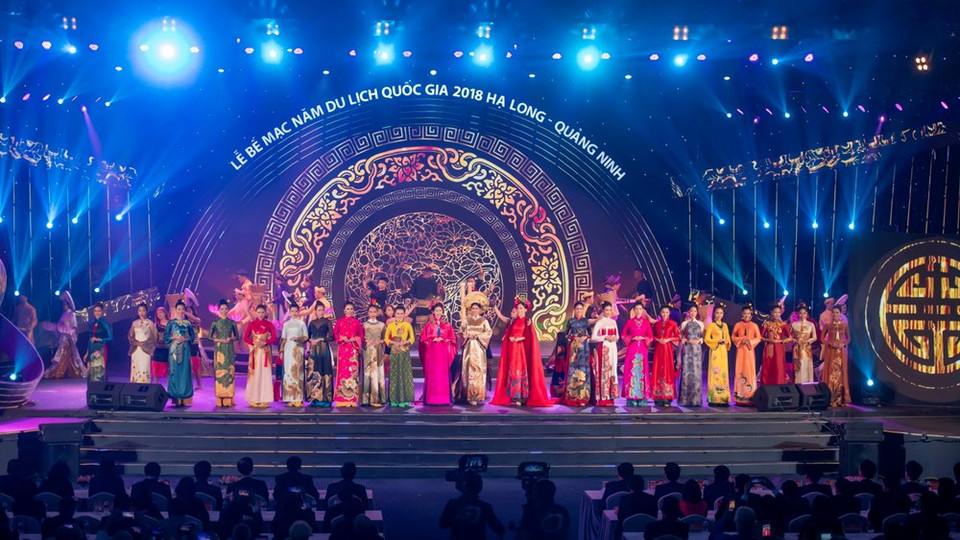 La colección “El misterioso oriente” y “Antigüedad” del diseñador Tran Thien Khanh, con estilo de las familiares reales de la Dinastía Nguyen (1802-1945). (Fuente: VNA)