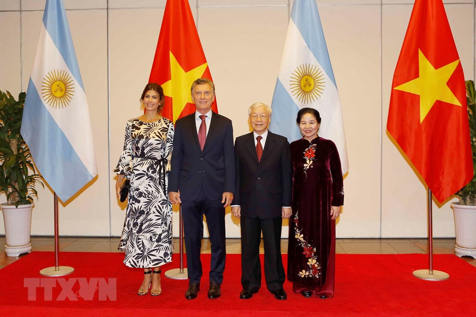 El secretario general del Partido Comunista y presidente de Vietnam, Nguyen Phu Trong, ofrece el 20 de febrero un banquete al mandatario de Argentina, Mauricio Macri, en su visita estatal en Hanoi. (Fuente: VNA)