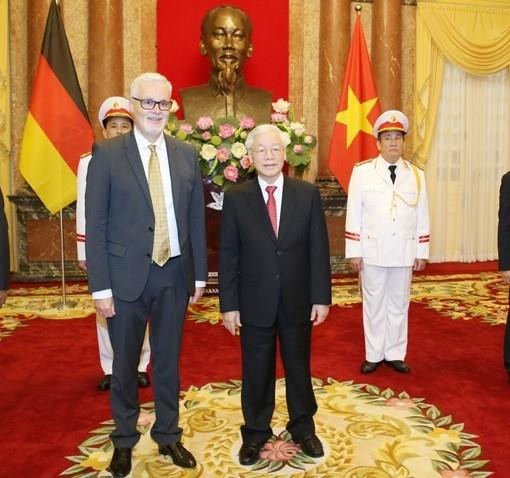 Embajador de Alemania, Guido Hildner, entregó a Nguyen Phu Trong sus cartas credenciales. (Foto: VNA)