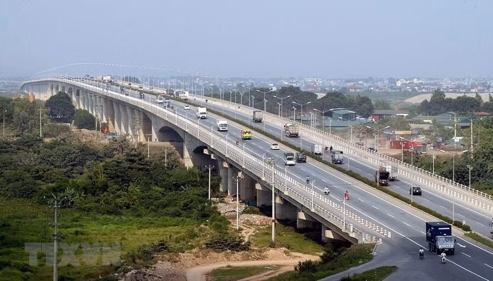El puente Thanh Tri, inaugurado en 2008, uno de los 7 puentes grandes que cruzan el río Rojo en Hanoi (Foto: VNA)