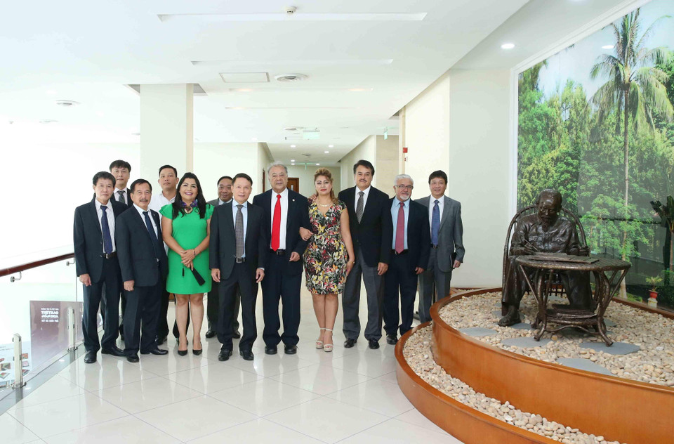 El director general de la Agencia Vietnamita de Noticias, Nguyen Duc Loi, se reunió el 29 de agosto de 2019 al Coordinador nacional del Partido del Trabajo de México, Alberto Anaya Gutiérrez, durante su visita oficial a Vietnam. (Fuente: VNA)