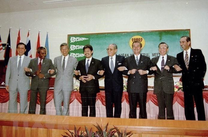 El Ministro de Relaciones Exteriores, Nguyen Manh Cam (segundo, derecha), el secretario general de la ASEAN y los cancilleres de la ASEAN en la reunión en Bandar Seri Begawan, Brunei, cuando Vietnam se integró a la ASEAN, el 28 de julio de 1995. (Foto: VNA)
