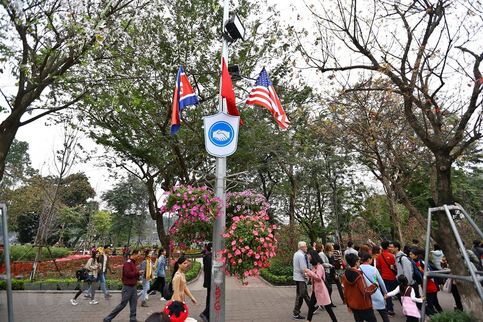 Banderas de Vietnam, EE.UU. y Corea del Norte en Hanoi. (Foto: VNA)