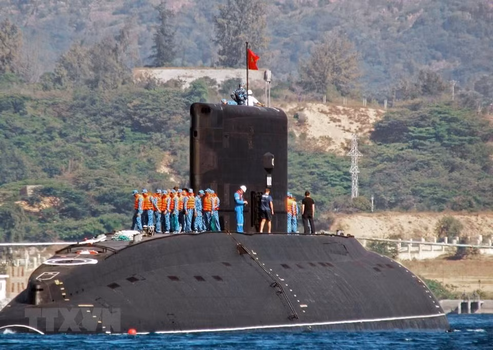 La Brigada Submarina 189 está a cargo de operar los submarinos 636 Varshavyanka de propulsión diesel que Vietnam compra de Rusia de acuerdo con un acuerdo sellado en 2009, para mejorar la capacidad de defensa nacional. (Foto: VNA)