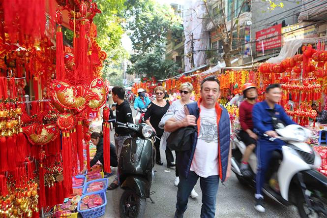 Los capitalinos compran productos de Tet en la calle Hang Ma. (Fuente: VNA)