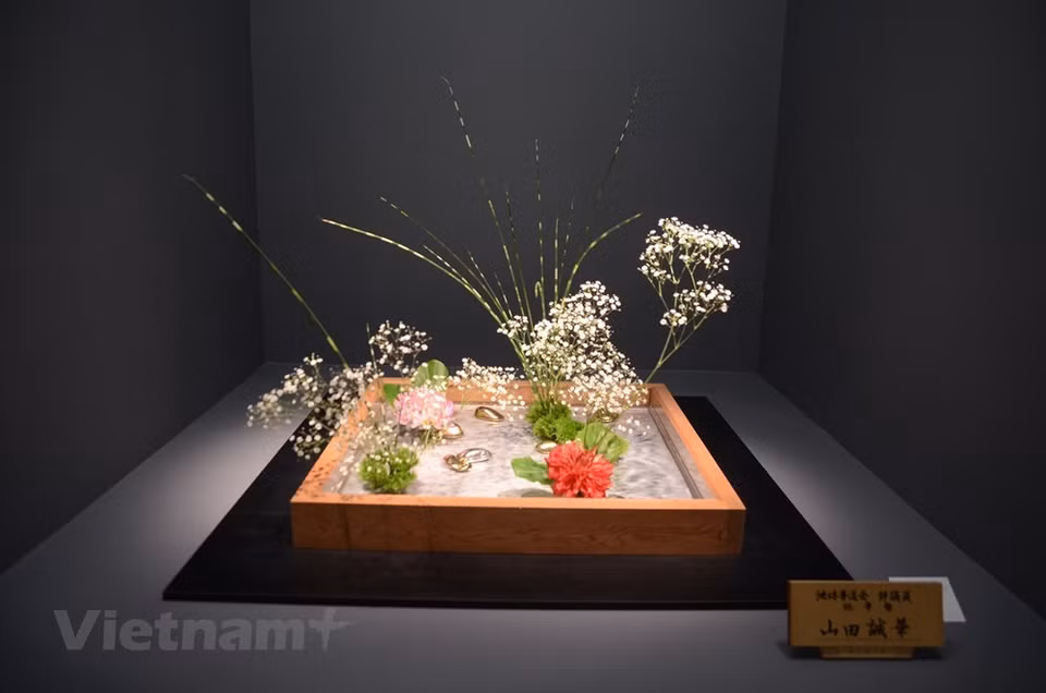 La exposición de cinco días presenta cientos de obras de flores, las del director número 45 de Ikenobo. (Foto: VNA)