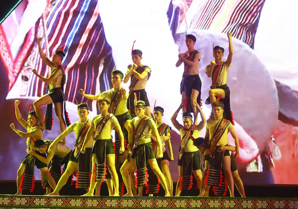 Actuación artística en el Festival de Brocado en Dak Nong. (Fuente:VNA)