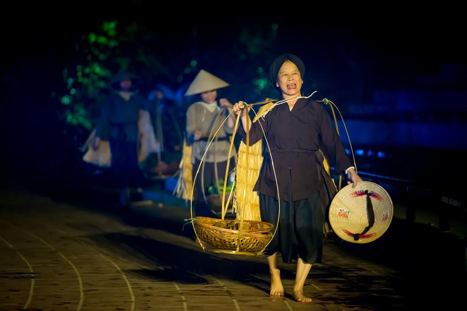 Tras casi dos años de presentación, “Quintaesencia de Tonkín” se convirtió en un producto turístico típico de Hanoi. Un total de 80 mil visitantes, de ellos 50 mil extranjeros, disfrutar la obra cuando llegaron a la capital. (Fuente: CTV/VNA)