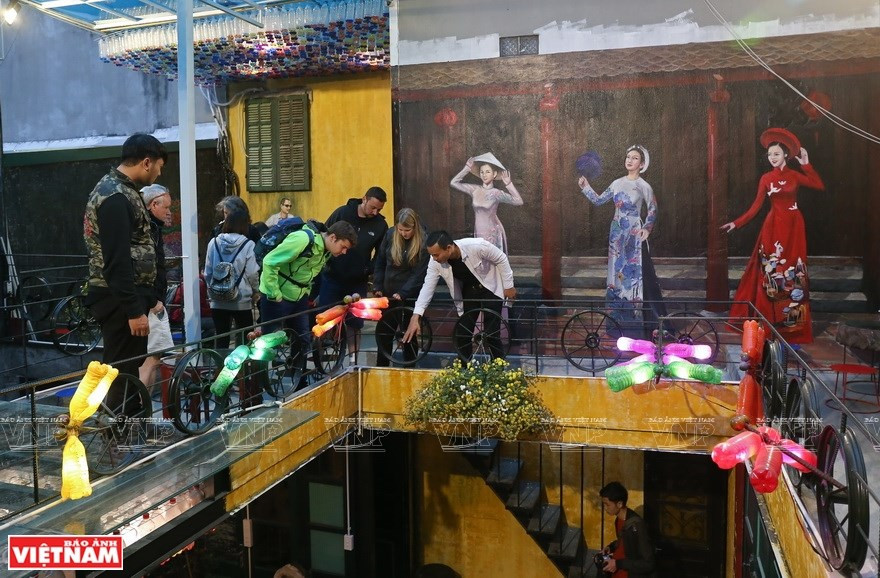 La mayoría de los objetos aquí están hechos de material reciclado. (Foto: VNA) 