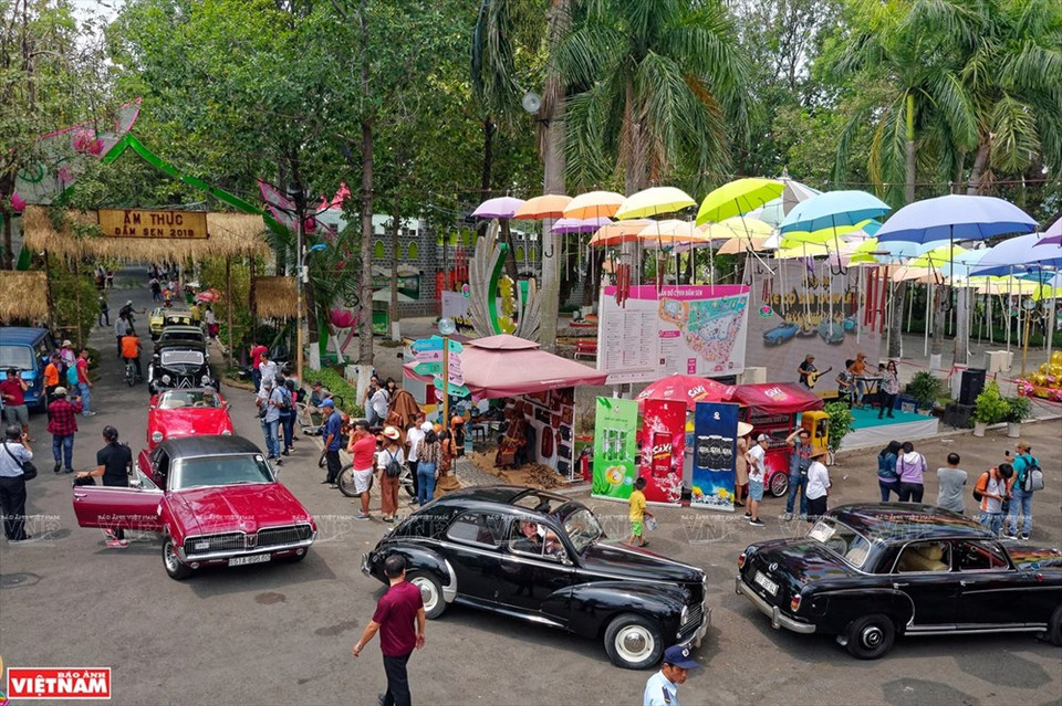 Unos 80 autos antiguos se exhibieron en una exposición organizada en el Centro Cultural Dam Sen en Ciudad Ho Chi Minh. (Fuente: VNA)