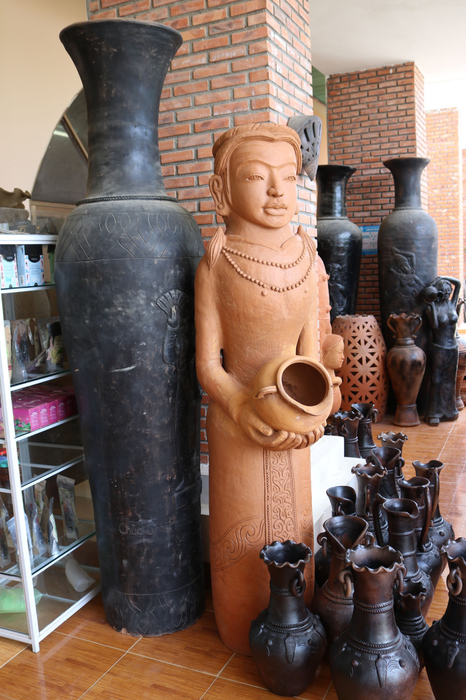 Las líneas de cerámica decorativa tienen un gran valor económico y estético, como lámparas, macetas y torres de agua. (Foto: VNA)