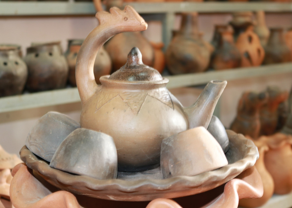 Las líneas de cerámica decorativa tienen un gran valor económico y estético, como lámparas, macetas y torres de agua. (Foto: VNA)