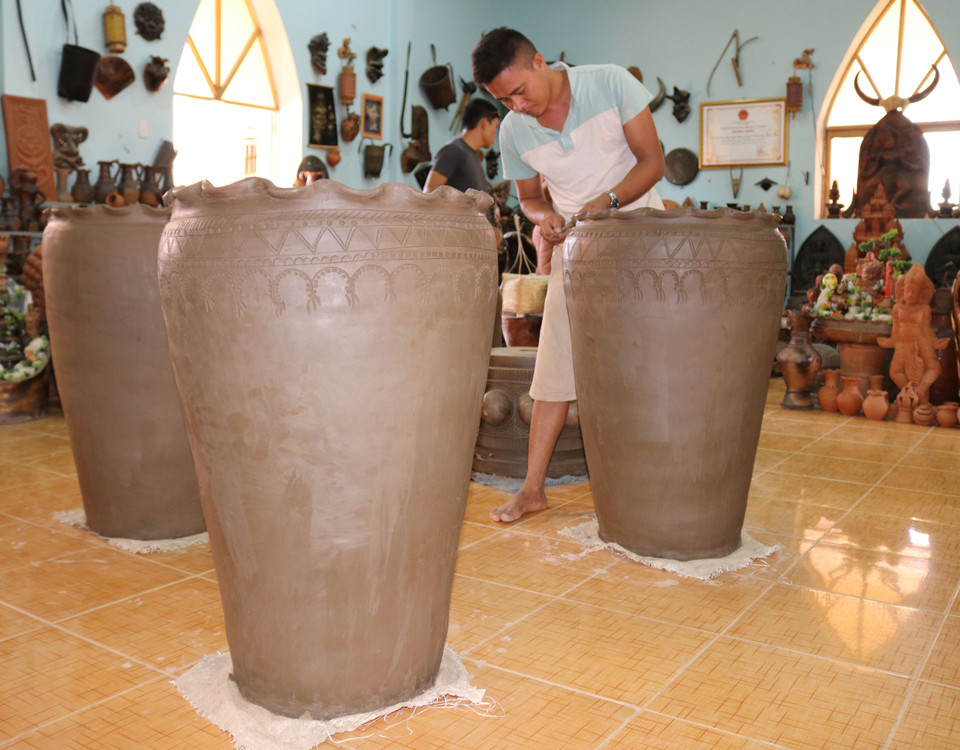 Las líneas de cerámica decorativa tienen un gran valor económico y estético, como lámparas, macetas y torres de agua. (Foto: VNA)