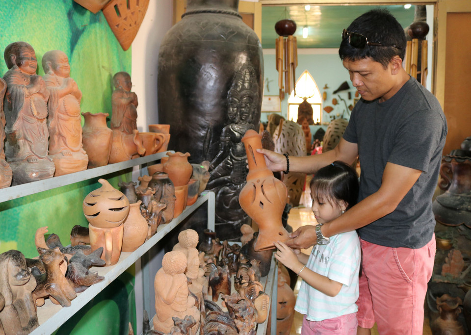 Con el fin de satisfacer la demanda del mercado, en 2019, los artesanos de Bau Truc continúan promoviendo la producción de cerámica decorativa utilizada en la decoración de interiores. (Foto: VNA)