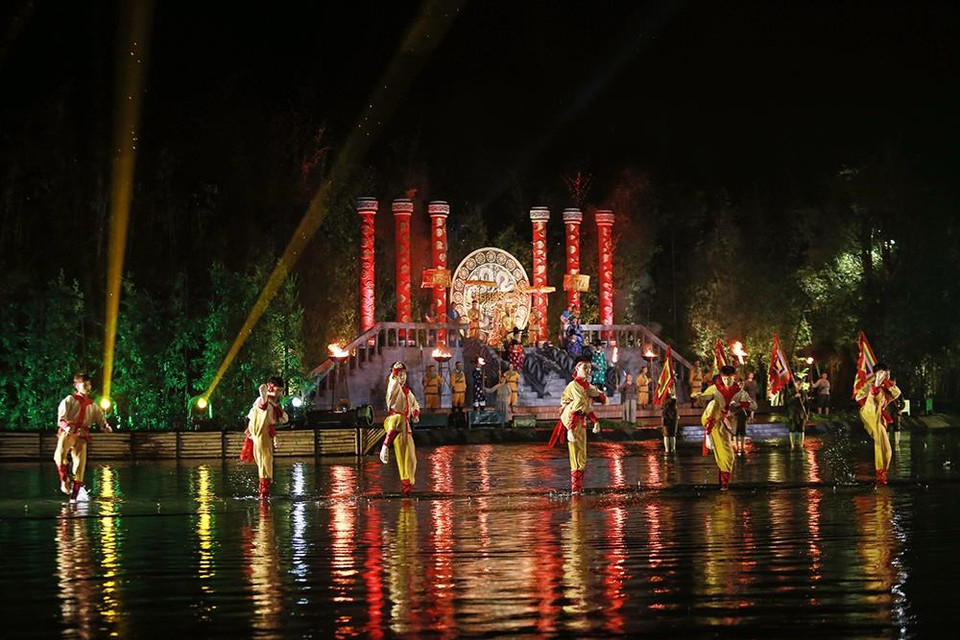 Quintaesencia de Tonkín obtuvo anteriormente el récord Guinness de Vietnam para el “show con mayor escenario sobre el agua” (cuatro mil 300 metros cuadrados) y el “show con más actores que son agricultores” (150 personas). (Fuente: CTV/VNA)