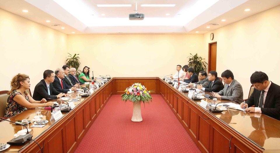 El director general de la Agencia Vietnamita de Noticias, Nguyen Duc Loi, se reunió el 29 de agosto de 2019 al Coordinador nacional del Partido del Trabajo de México, Alberto Anaya Gutiérrez, durante su visita oficial a Vietnam. (Fuente: VNA)