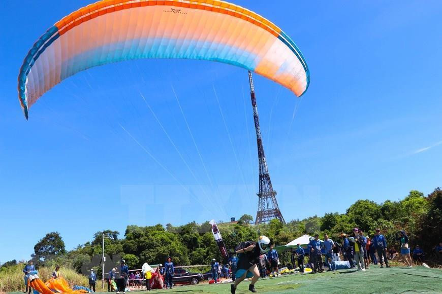 Los atletas comienzan en la cima de la montaña Son Tra, a 693 m sobre el nivel del mar, y aterrizan en la playa de Tho Quang. (Foto: VNA)