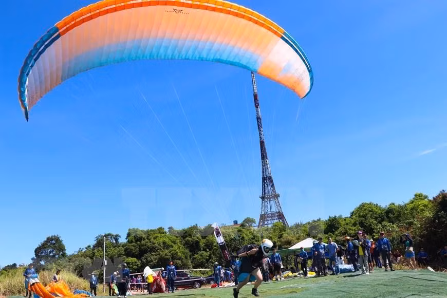 Los atletas comienzan en la cima de la montaña Son Tra, a 693 m sobre el nivel del mar, y aterrizan en la playa de Tho Quang. (Foto: VNA)