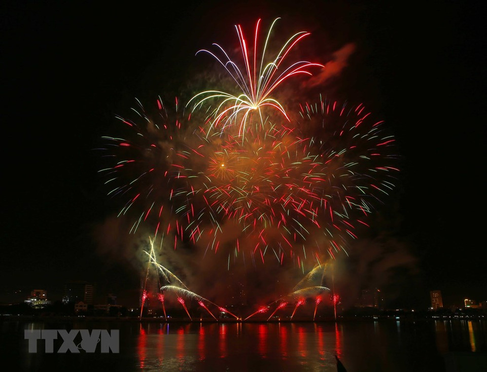 Fuegos artificiales del equipo ruso. (Foto: VNA)