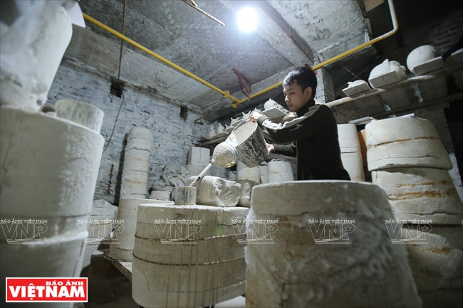 Se rellenan los moldes con las papillas líquidas. (Fuente: VNA)