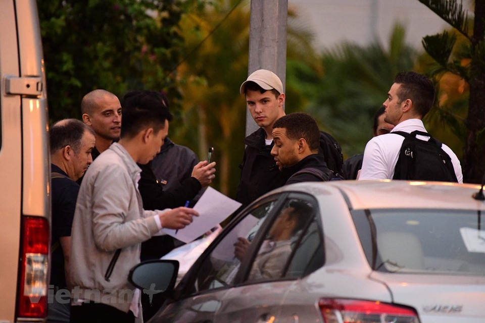 Agentes estadounidenses en el aeropuerto internacional Noi Bai para la llegada de Donald Trump. (Foto: Vietnam +)