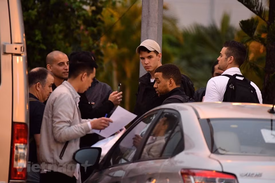 Agentes estadounidenses en el aeropuerto internacional Noi Bai para la llegada de Donald Trump. (Foto: Vietnam +)