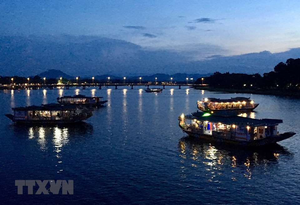 El río Perfume y el puente Trang Tien en la noche. (Foto: VNA)