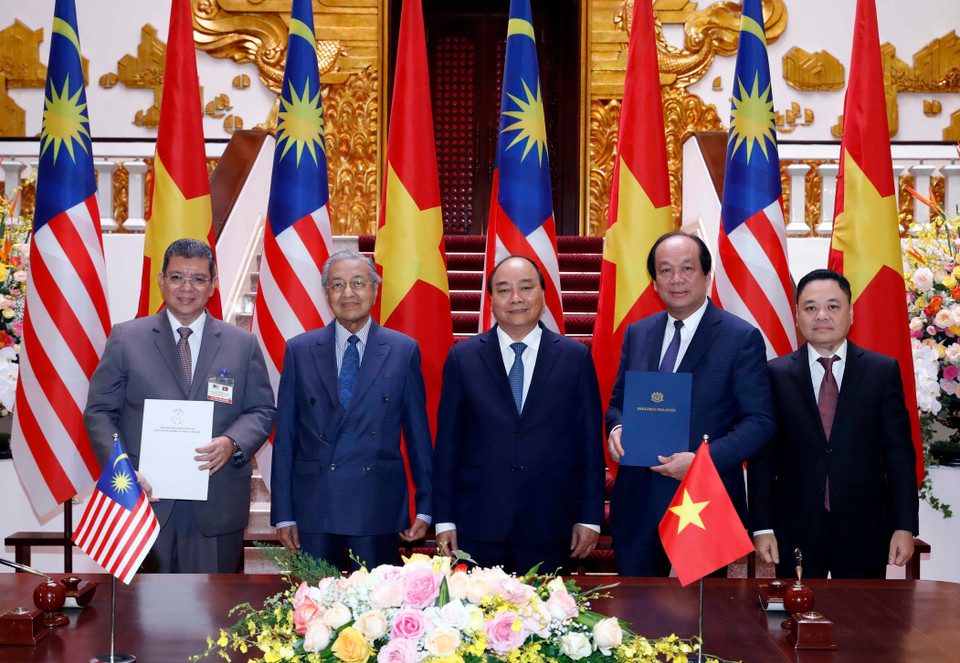 Primer ministro vietnamita, Nguyen Xuan Phuc, y su par malasio, Mahathir Mohamad, testimoniaron las firmas de acuerdos de colaboración. (Fuente: VNA)