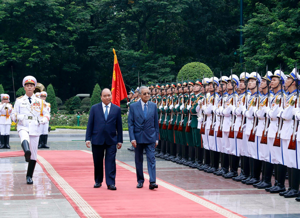 Primer ministro vietnamita, Nguyen Xuan Phuc, y su par malasio, Mahathir Mohamad, en la ceremonia de bienvenida en Hanoi (Fuente: VNA)
