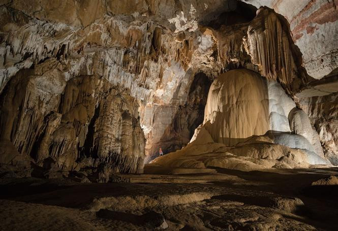 La misma guarda evidencias sobre la formación geológica de la corteza de la Tierra y posee un increíble sistema de cavernas y ríos subterráneos, incluida la cueva Son Doong – la gruta más grande del mundo. (Foto: VNA) 