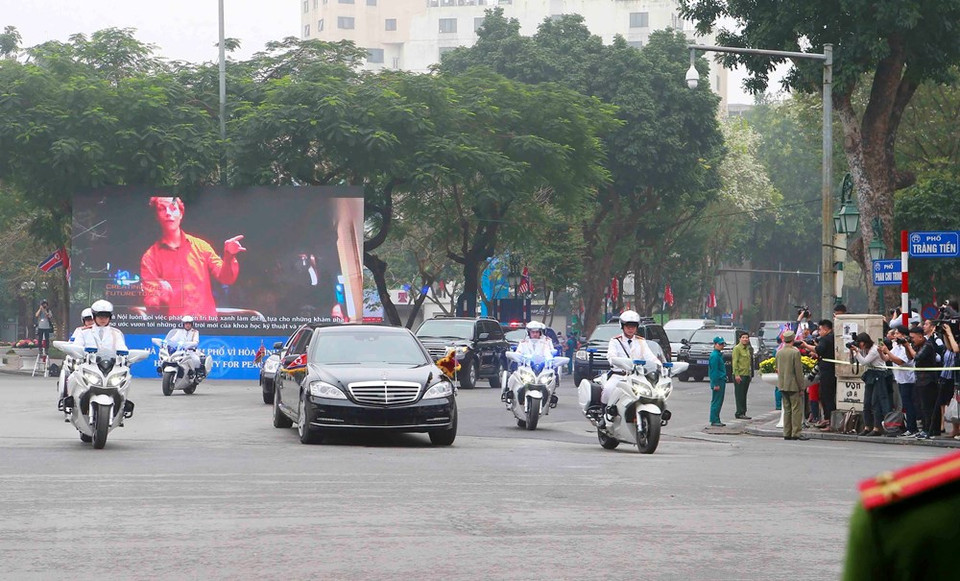 El convoy del presidente norcoreano Kim Jong-un en el casco antiguo de Hanoi, en víspera de la reunión con su par noramericano Donald Trump. (Foto: VNA)