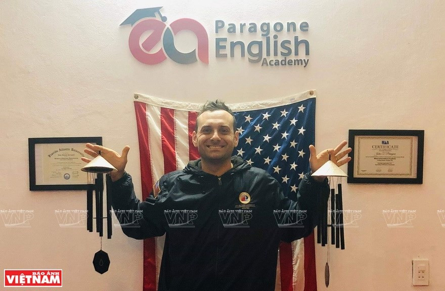 Un visitante estadounidense con campanas de viento de Duc Tran (Foto: VNA)