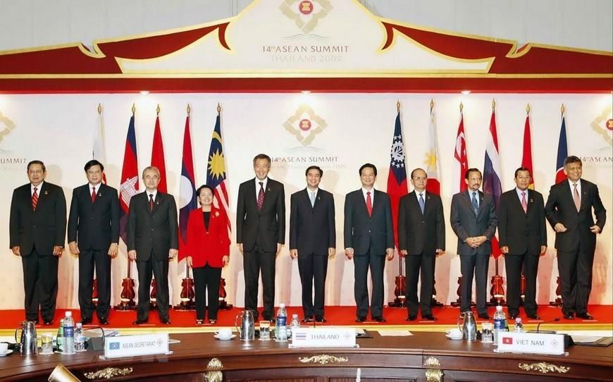 El primer ministro vietnamita, Nguyen Tan Dung (quinto, derecha), y jefes de delegaciones de integrantes de la ASEAN a la ceremonia de inauguración de su XIV Cumbre en Hua Hin, Tailandia, el 29 de febrero de 2009. (Foto: VNA)