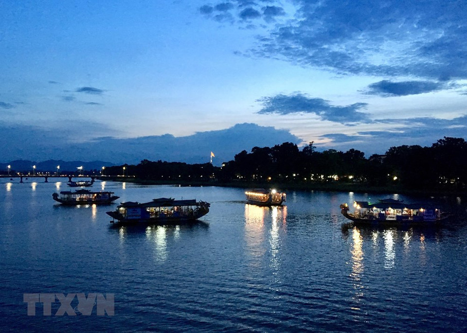 El río Perfume y el puente Trang Tien en la noche. (Foto: VNA)