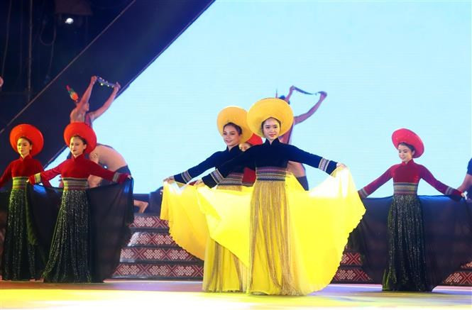 Actuación artística en el Festival de Brocado en Dak Nong. (Fuente:VNA)