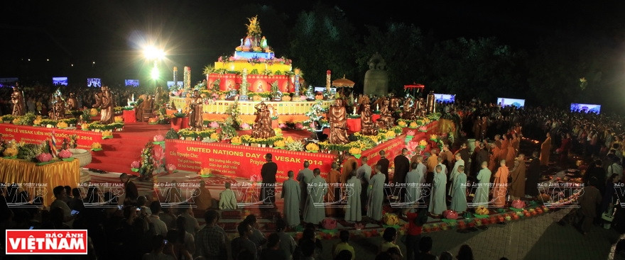 El budismo (Đạo Phật), que se introdujo en tiempo de las dinastías feudales invasoras chinas y se ha desarrollado fuertemente, sigue dos corrientes: la del Pequeño Vehículo (Hinayana – escuela del Sur), introducida en Vietnam en el siglo II d.C., cuando se difunde mediante el intercambio por vía marítima con Tailandia, Laos y Cambodia, y la del Gran Vehículo (Mahayana – escuela del Norte). (Fuente: VNA)