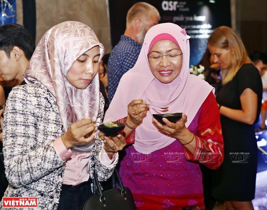 Degustando los platos de Burton-Race (Foto: VNA)