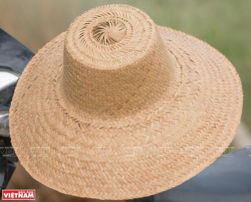 El tejido de esteras de juncia gris ha generado ingresos estables para cientos de personas, en su mayoría mujeres de etnia Khmer. (Foto: VNA)