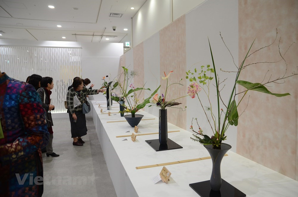 Los arreglos florales de dos artistas vietnamitas se exhiben por primera vez en la Exposición de Flores Ikenobo Ikebana, en desarrollo en la ciudad de Osaka, Japón. (Foto: VNA)