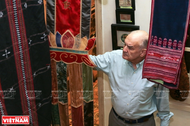 Mark Rapoport, quien llegó por primera vez a Vietnam en 1967, decidió quedar a vivir en Vietnam desde 2001 con su familia. (Foto: VNA)