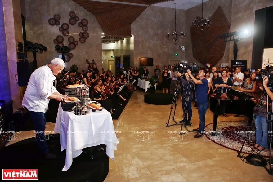 Por invitación de Paradise Vietnam, Burton-Race vino a Vietnam para rabajar durante cinco años. Se espera que el chef británico cree nuevos platos con sabores mixtos europeo-vietnamitas como una forma de presentar la comida vietnamita al mundo (Foto: VNA)