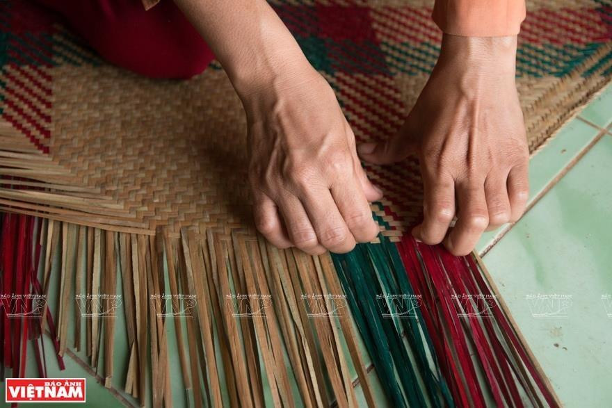 El tejido de juncia gris es practicado principalmente por mujeres Khmer en la comuna de Phu My. (Foto: VNA)