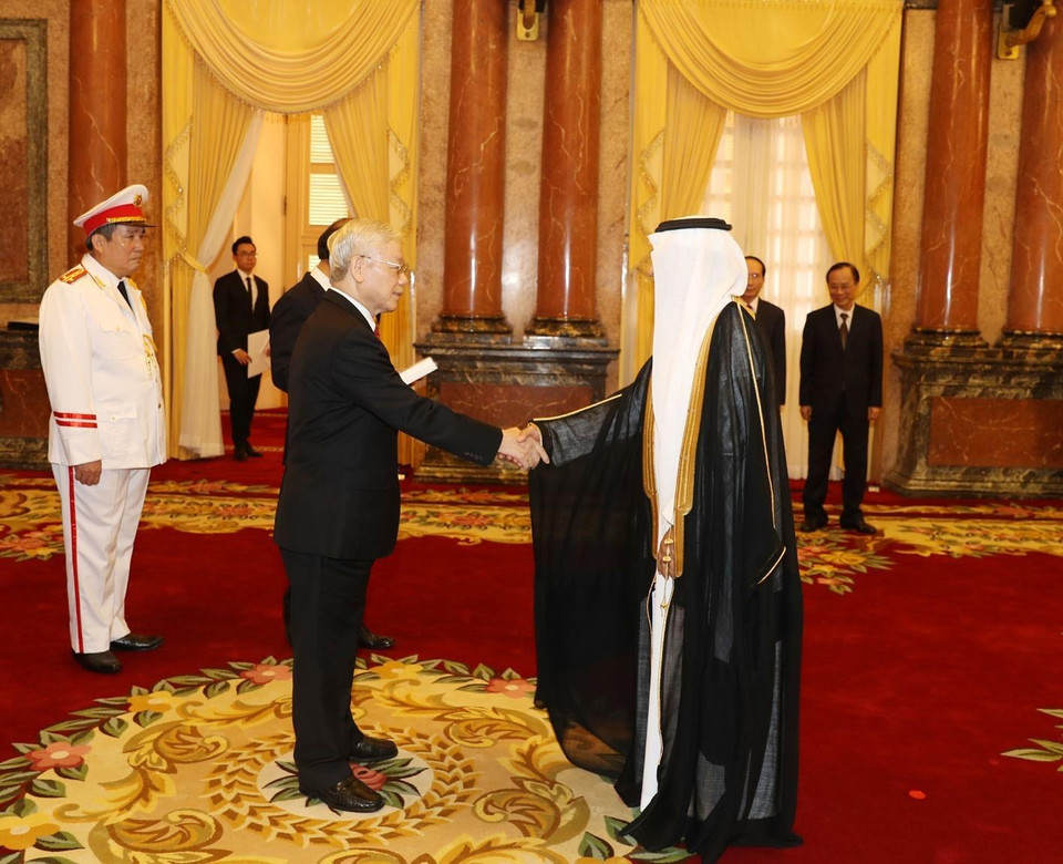 Embajadora de Armenia, Vahram Kazhoyan, entregó a Nguyen Phu Trong sus cartas credenciales. (Foto: VNA)