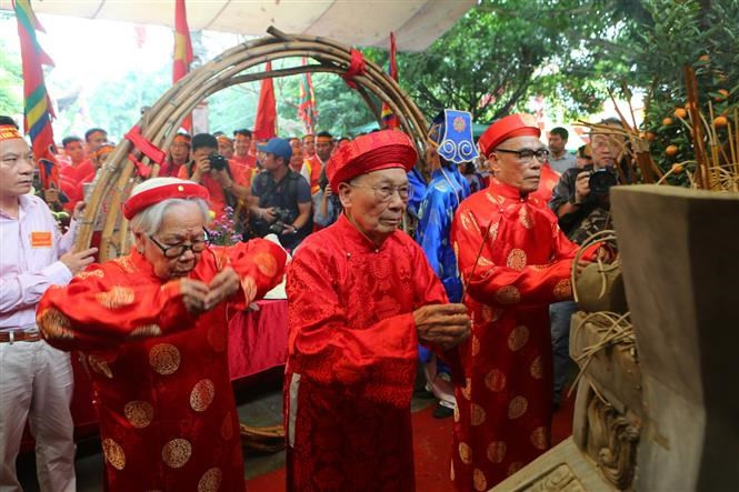 Antes del juego, los grupos presentan sus ofrendas a los dioses. (Fuente: VNA)