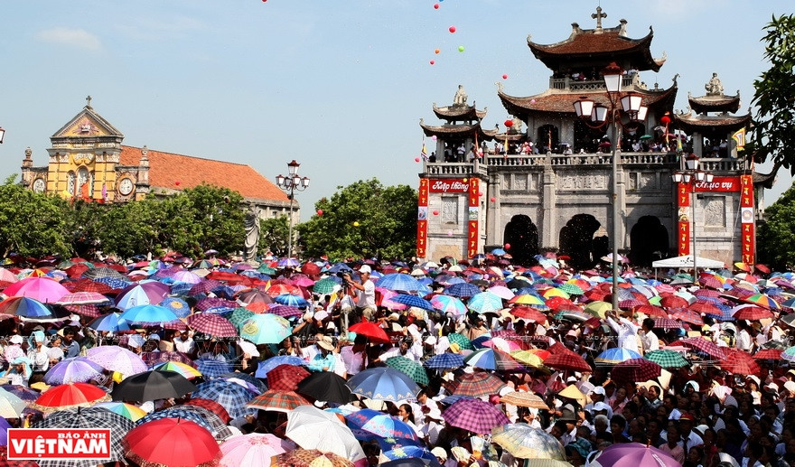 Una misa en la iglesia Phat Diem, una de las más bellas en Vietnam, cuya arquitectura es la mezcla entre estilos vietnamitas y europeos. (Fuente: VNA)