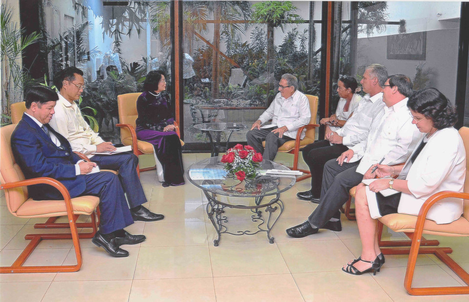 El encuentro entre la vicepresidenta vietnamita Dang Thi Ngoc Thinh y el primer secretario del Comité Central del Partido Comunista de Cuba, Raúl Castro Ruz, y el presidente de la nación caribeña, Miguel Díaz-Canel Bermúdez. (Fuente: VNA)