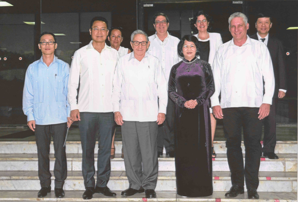 El encuentro entre la vicepresidenta vietnamita Dang Thi Ngoc Thinh y el primer secretario del Comité Central del Partido Comunista de Cuba, Raúl Castro Ruz, y el presidente de la nación caribeña, Miguel Díaz-Canel Bermúdez. (Fuente: VNA)